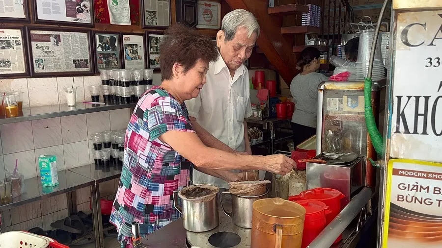 Phan Dinh Phung racket coffee is also a favorite place
