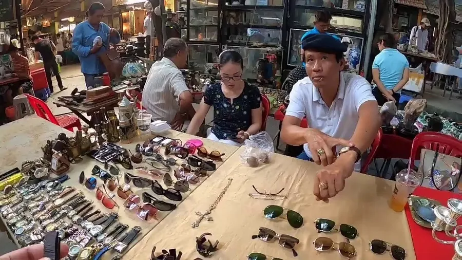No Trang Long second-hand market has a variety of products