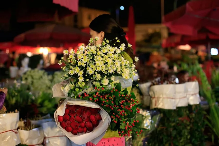 There are many prices for each type of flower at Mai Dich flower market

