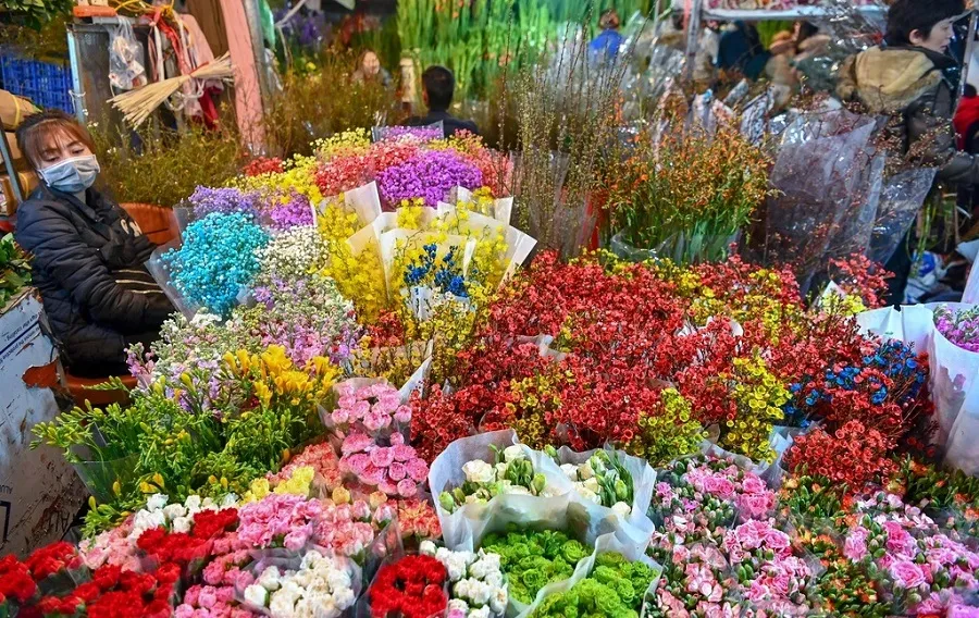 Customers are easily attracted by countless flowers at the flower market
