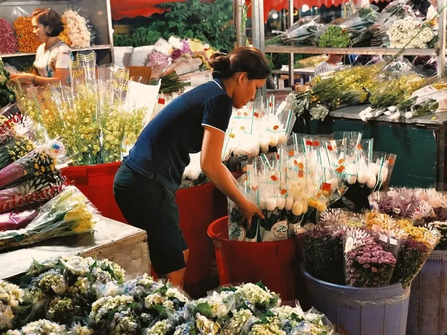 Flower shops are busy preparing for the upcoming market
