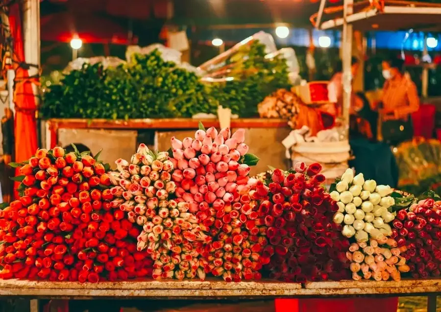 Quang Ba flower market is one of the largest and most famous flower markets in the capital
