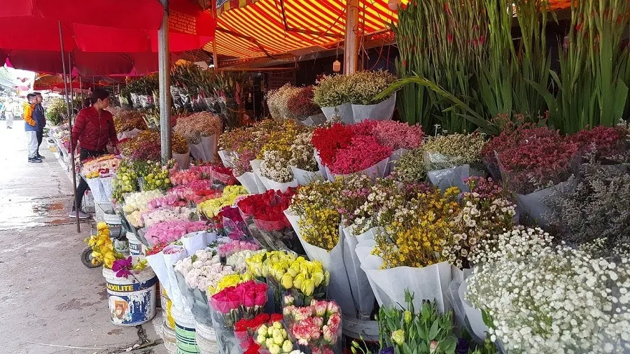 Each colorful flower stall is arranged interwoven

