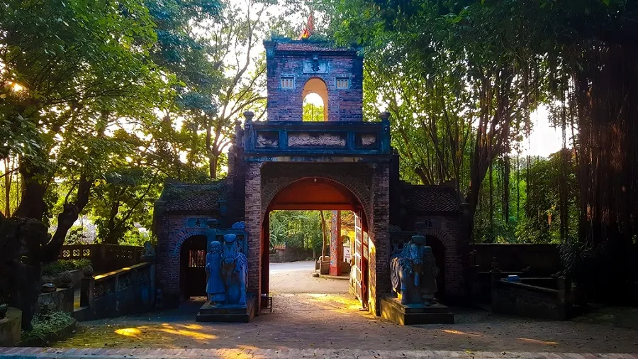 Viet Phu Thanh Chuong Gate is as beautiful as a painting under the sunset light
