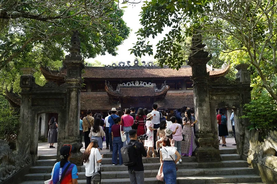 The pagoda attracts visiting tourists

