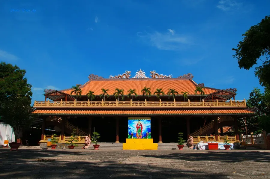Spacious and airy facade at Giac Lam Pagoda
