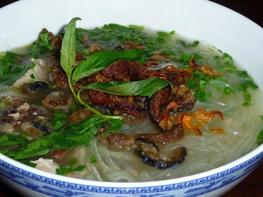 Vermicelli dish with frugal broth and flavorful eel
