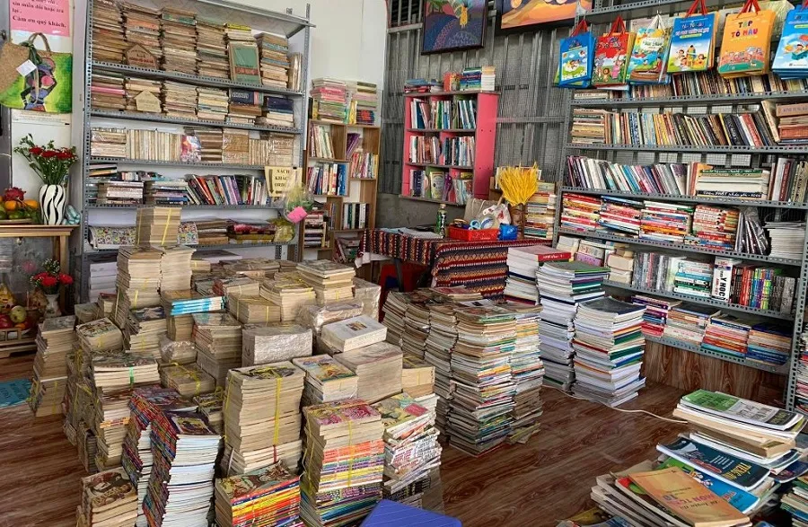 Attractive old books are easy to find at Nghia Hoa market