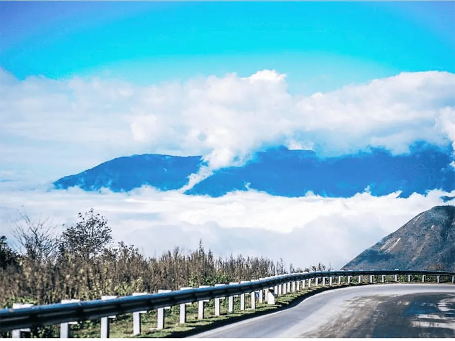 Traveling to O Quy Ho mountain pass to hunt clouds