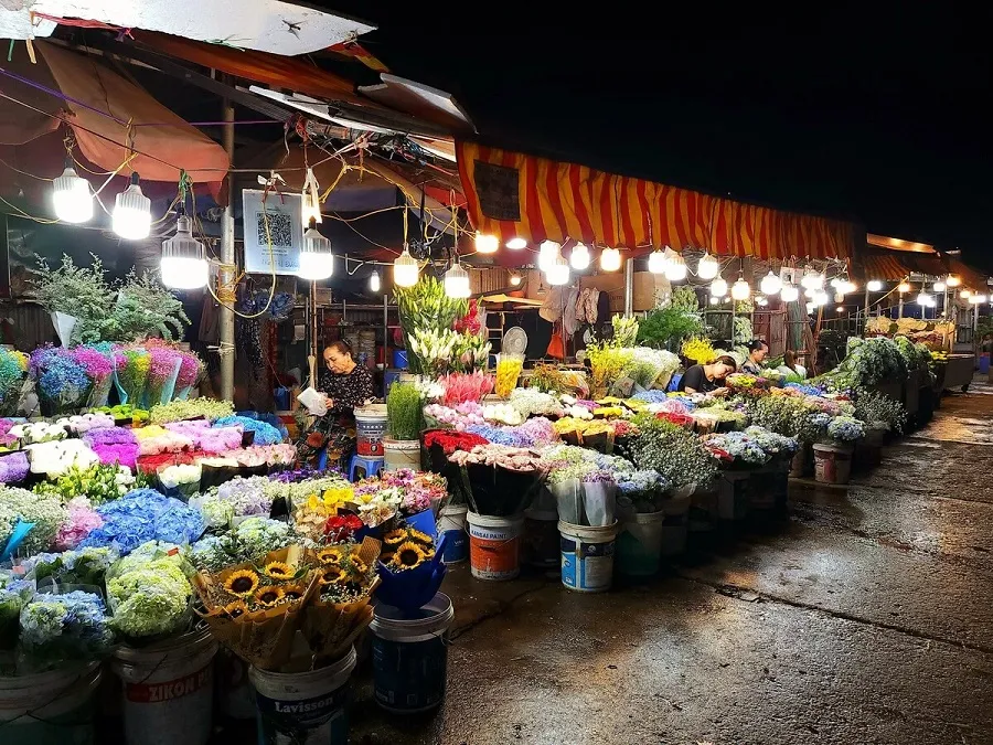 The flower market starts operating early in the morning