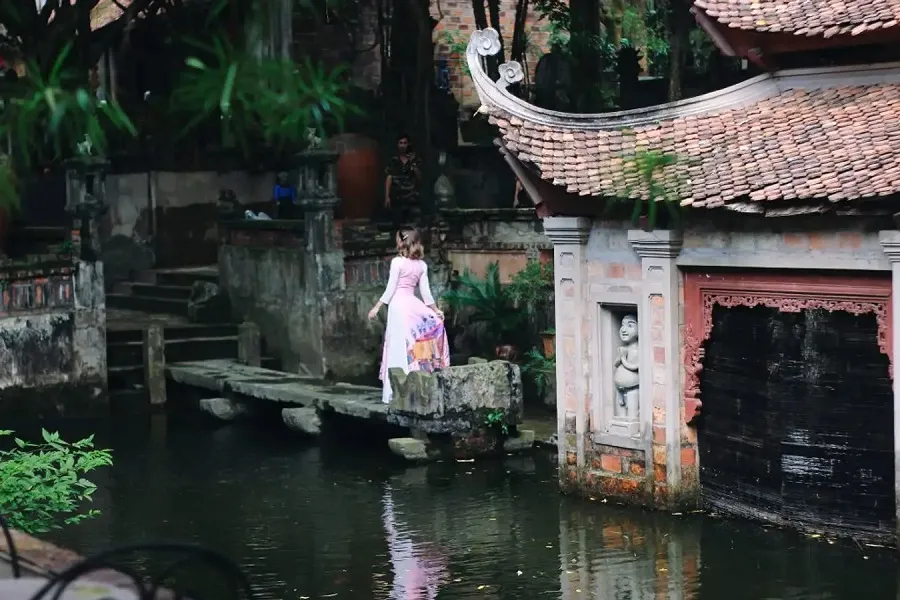 The quiet lotus pond is a romantic location suitable for taking photos
