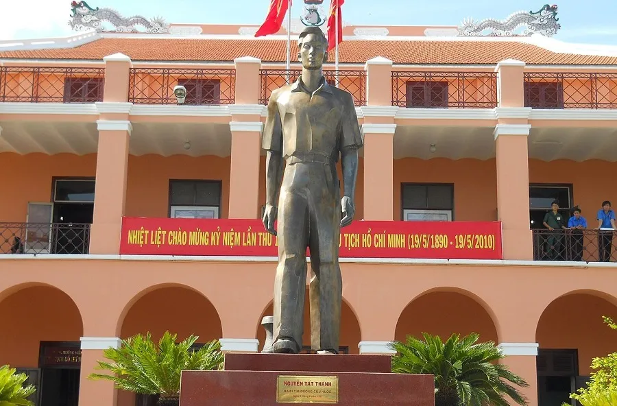 Statue of Nguyen Tat Thanh inside the wharf