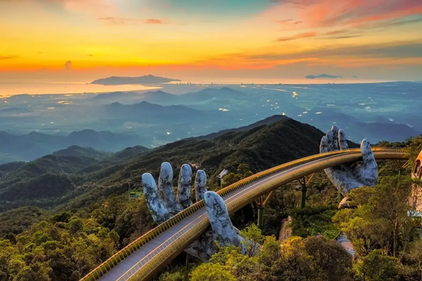 Da Nang's Golden Bridge is captivatingly beautiful