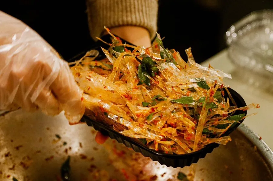 Mixed rice paper is a street food loved by young people
