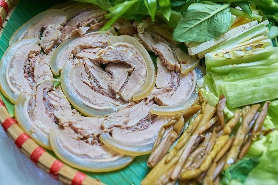 Thinly sliced ​​beef slices rolled with rice paper
