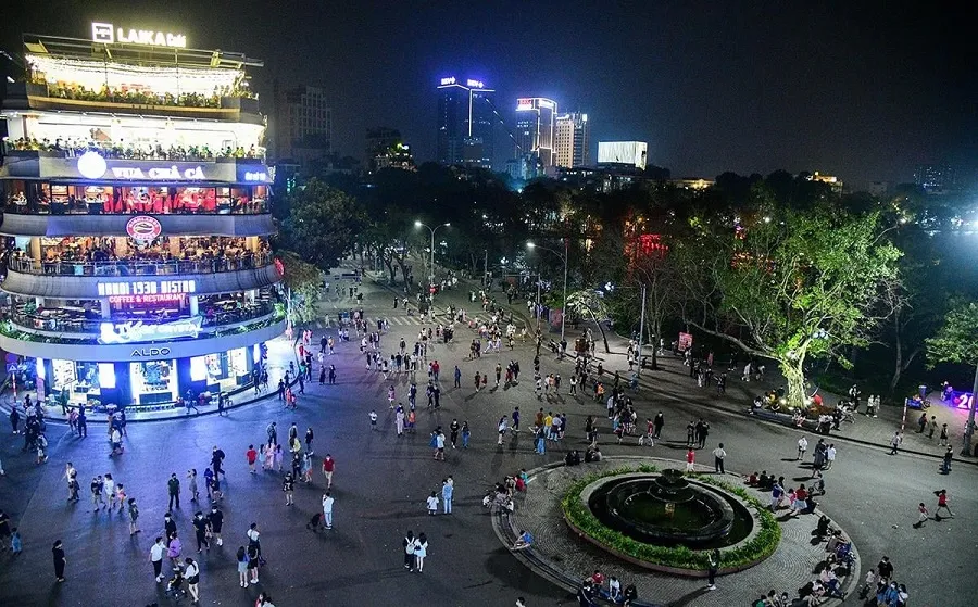 Hoan Kiem Lake Walking Street is a stopover that attracts young people

