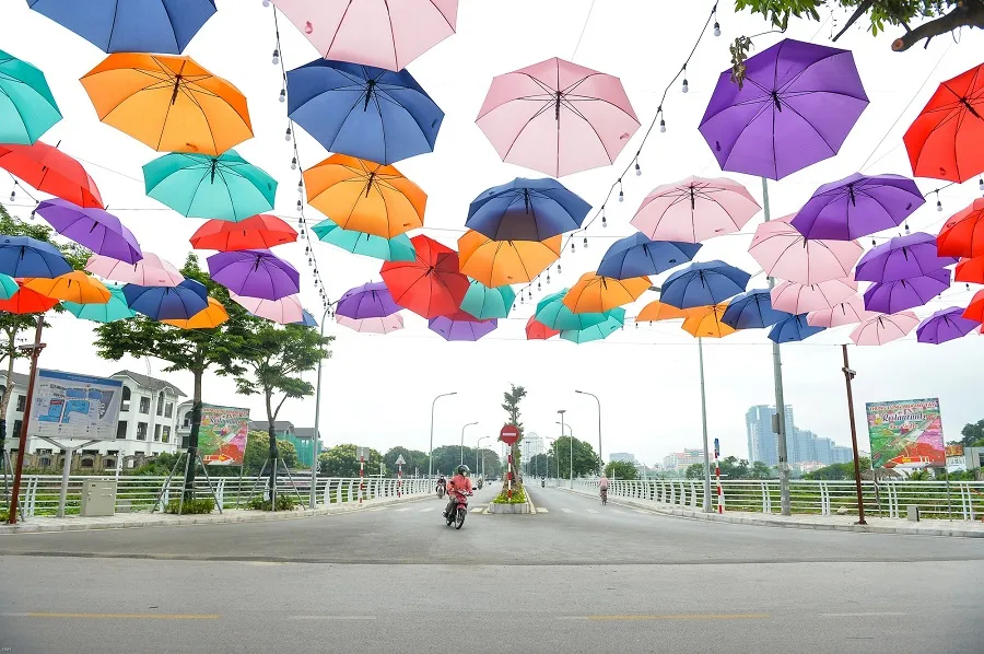 Trinh Cong Son Walking Street brings a romantic feeling
