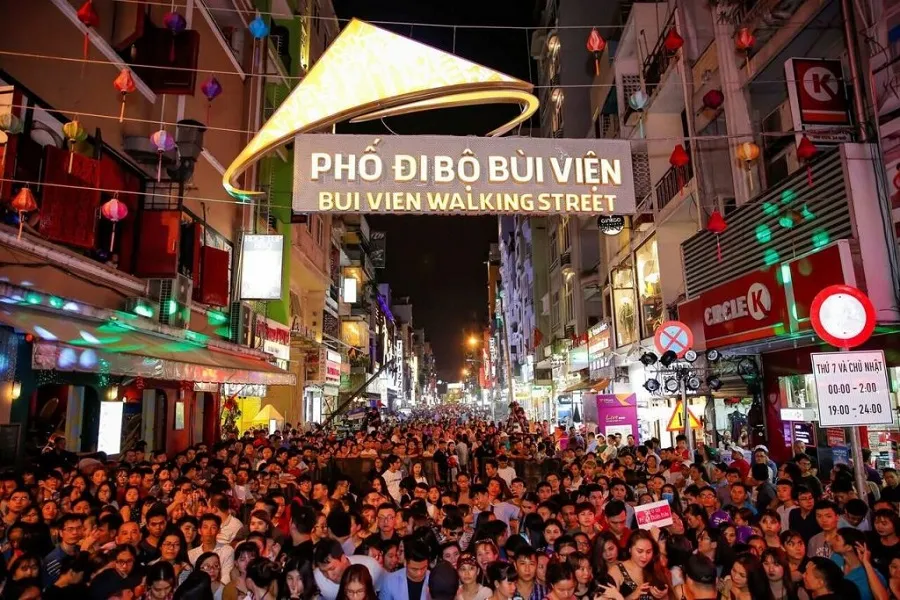 Bui Vien West Street is always crowded and bustling

