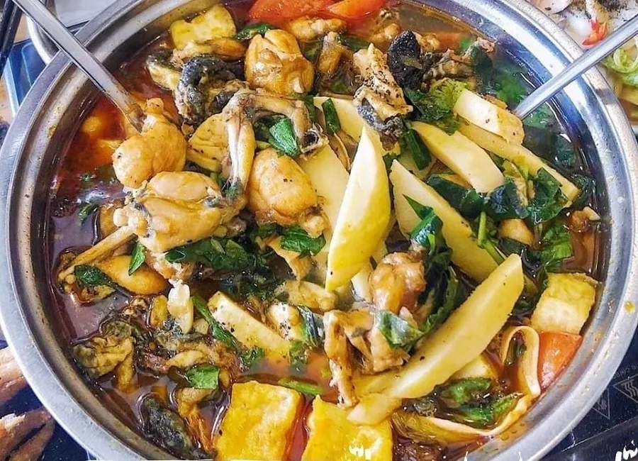 Frog hotpot can be eaten with vermicelli and many types of vegetables
