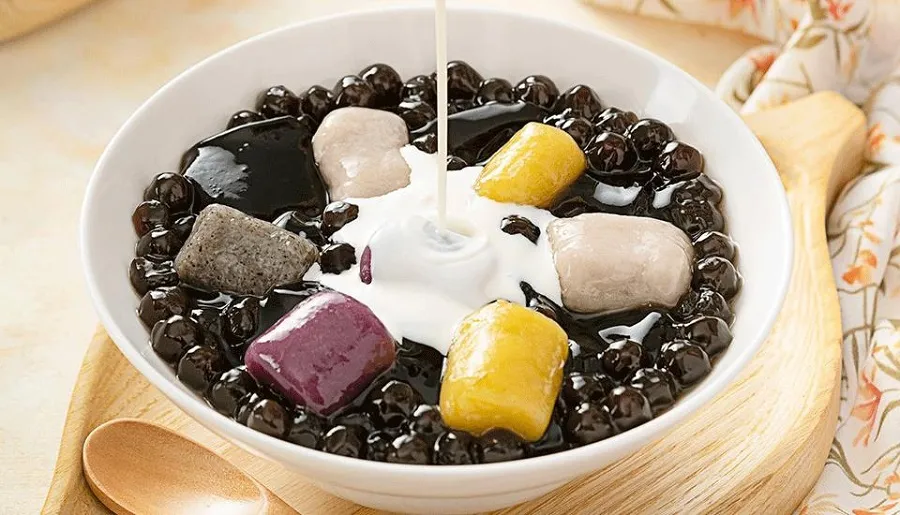 Traditional Chinese sweet soup is always an attractive dessert

