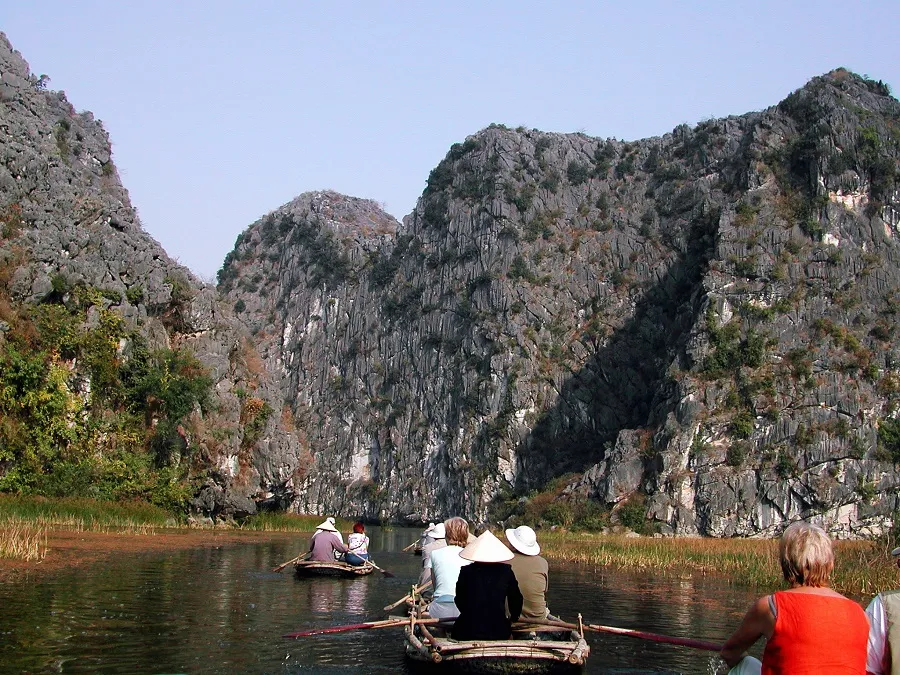 Experience sitting on a boat to visit Trang An tourism

