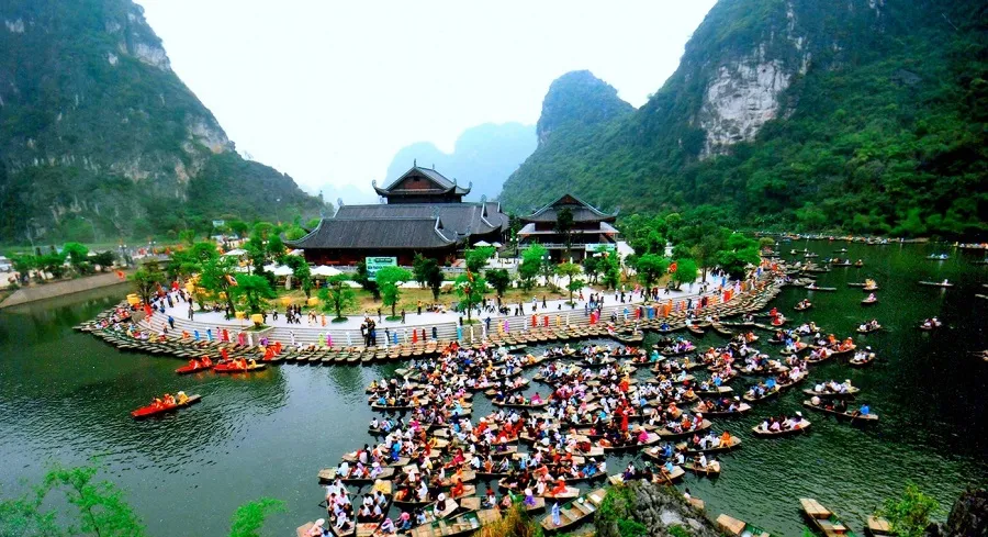 A large number of tourists visit Trang An
