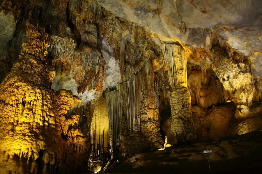 Các hang động được tạo nên từ nhiều lớp đã vôi