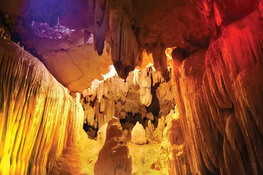 Thien Huong Cave is full of mystery
