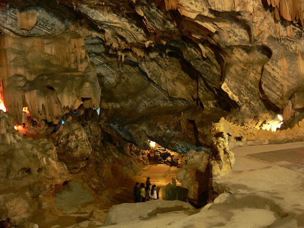 Hoạt động khám phá hang động tại Tam Cốc 