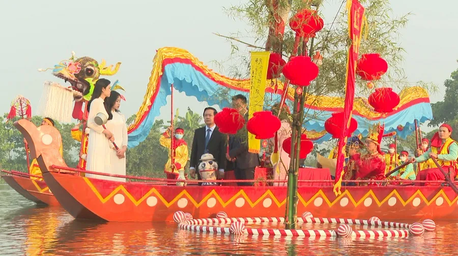 The water procession takes place on the river
