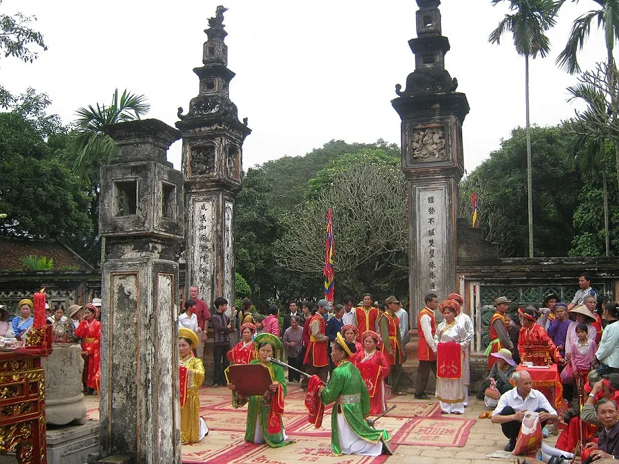 Hoa Lu Festival takes place in Ninh Binh
