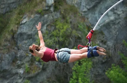 Nhảy Bungy Jump thách thức lòng dũng cảm tại Phuket Thái Lan