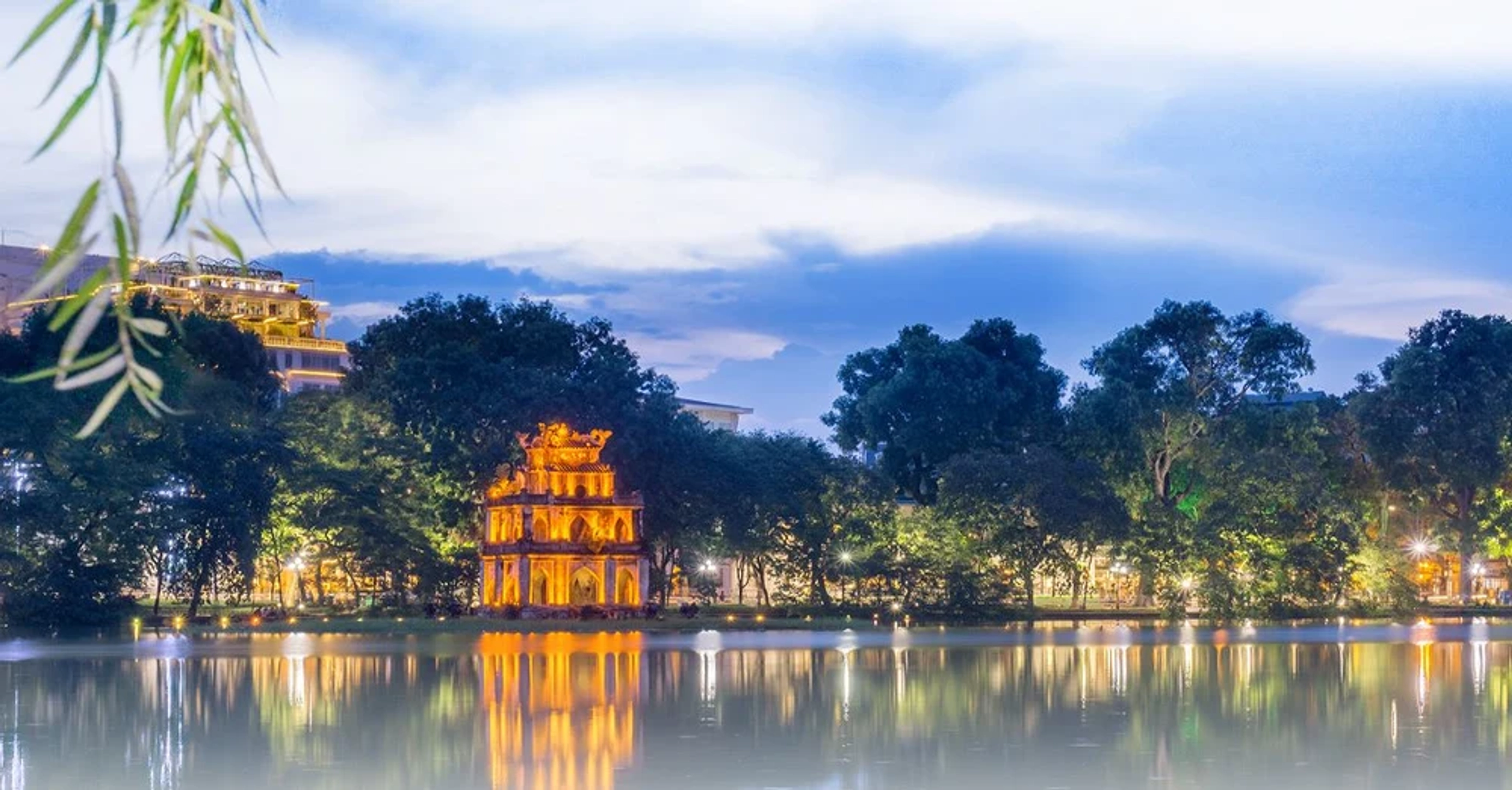 Hồ Hoàn Kiếm - Biểu tượng lịch sử và văn hóa của thủ đô Việt Nam