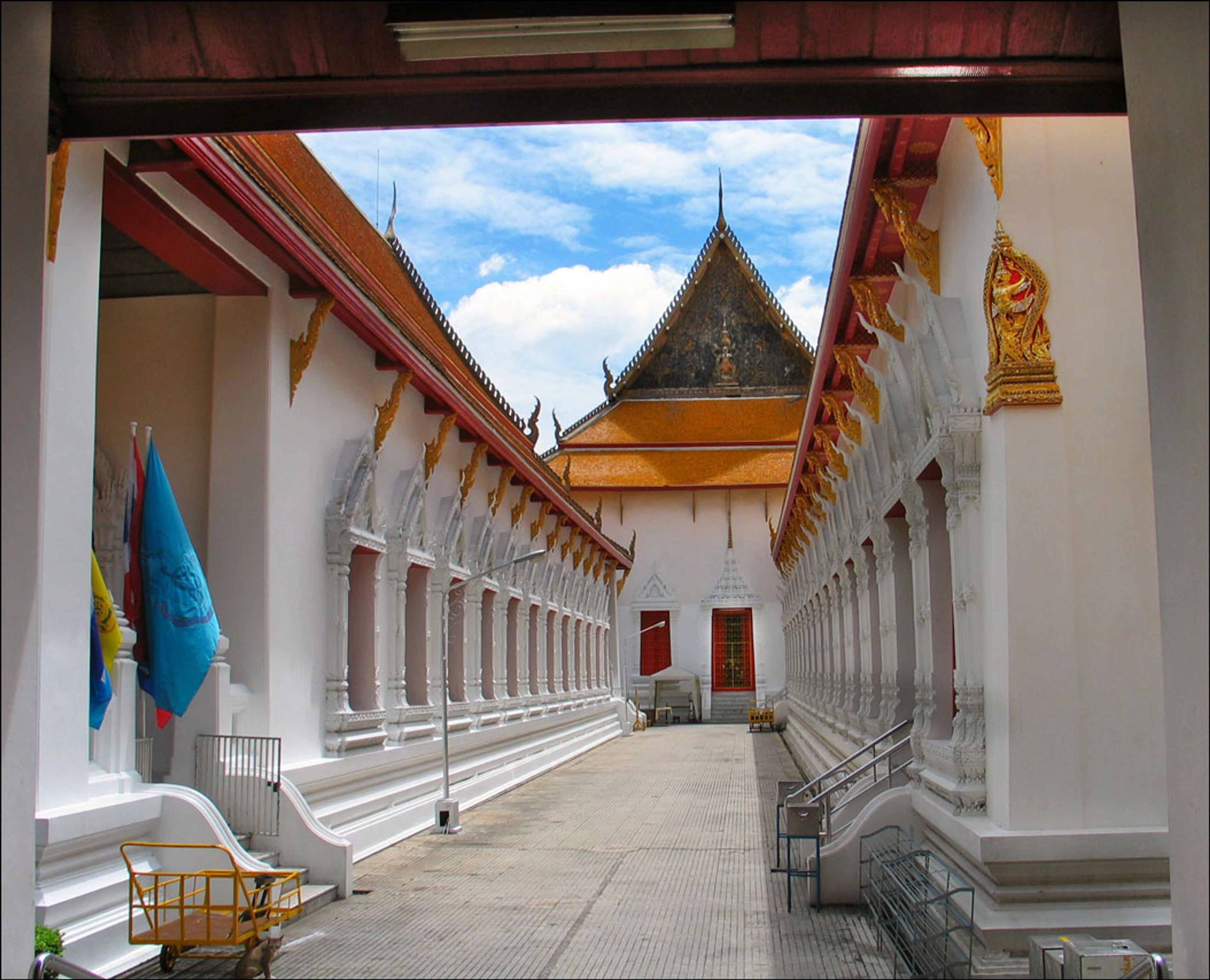 Wat Mahathat Yuwararangsarit Royal Palace