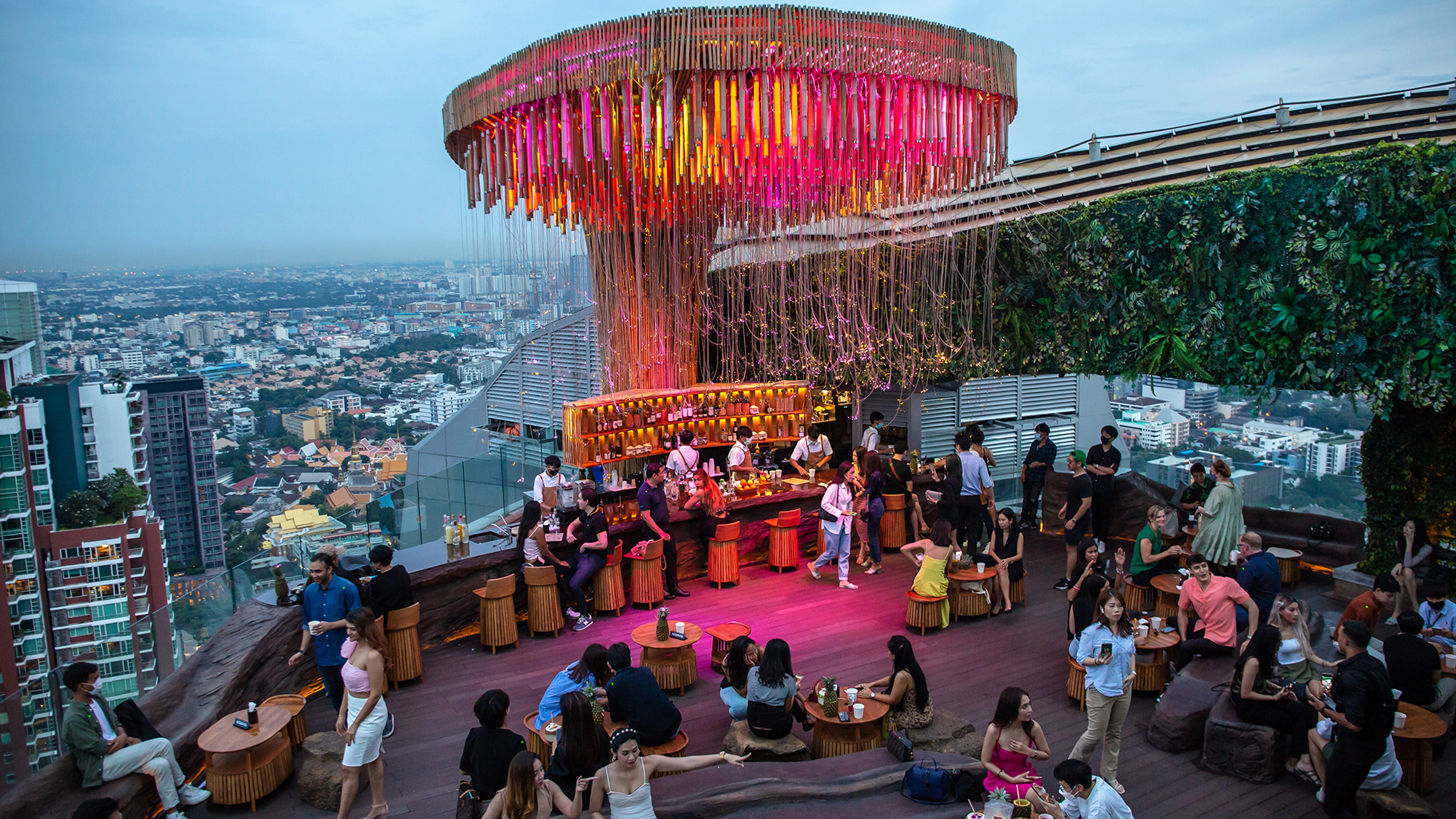 5 quán bar trên sân thượng bạn nên đến ở Bangkok vào năm 2022