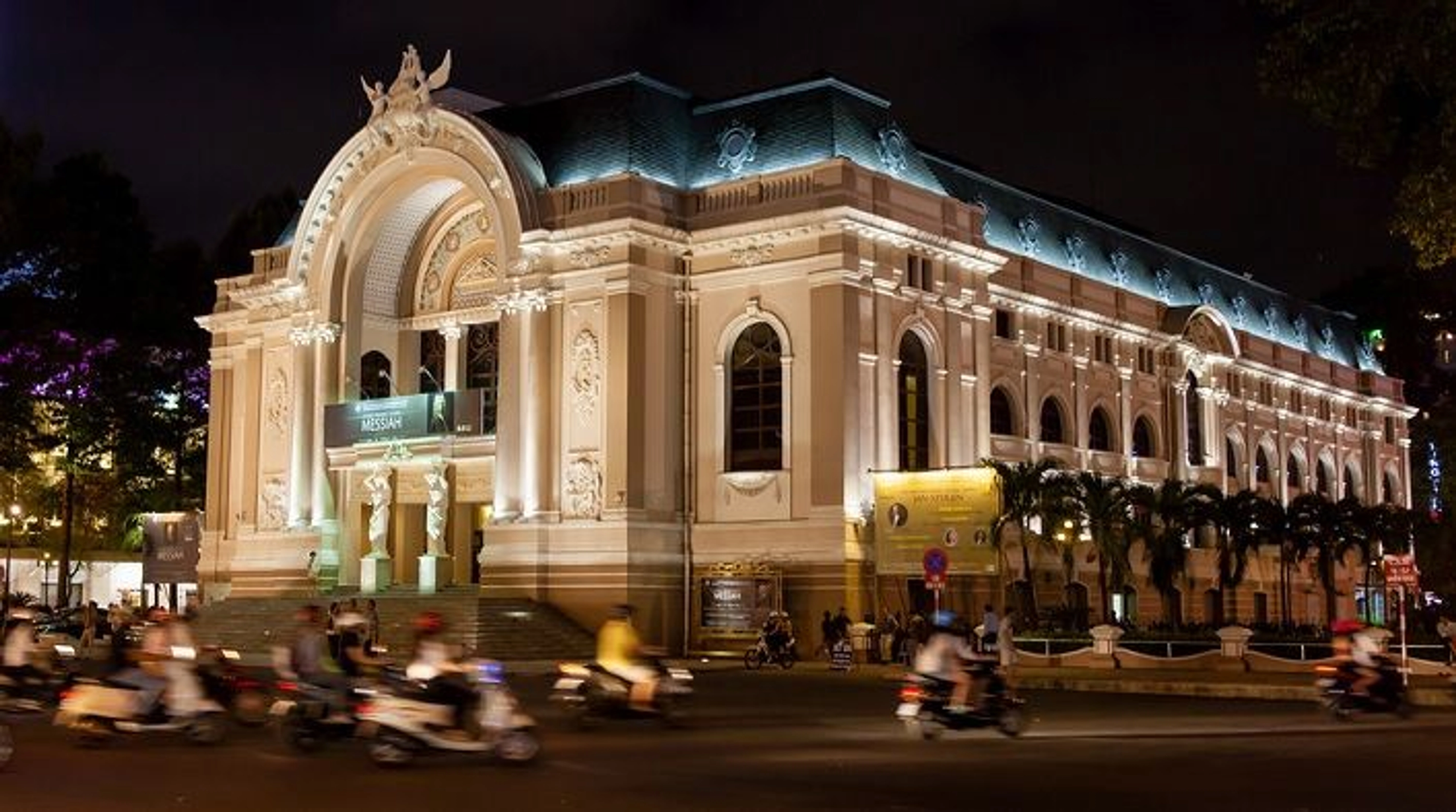 Nhà hát Thành phố Hồ Chí Minh: Thế giới nghệ thuật mộng mơ giữa Sài Gòn