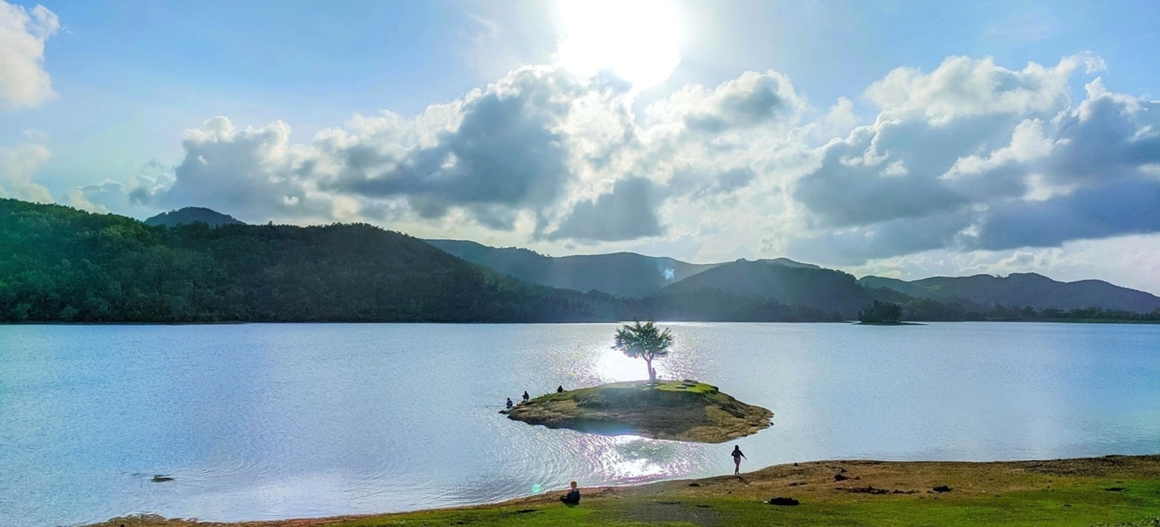 Hồ Phú Ninh - "hòn học xanh" đẹp như trong tranh ở Quảng Nam
