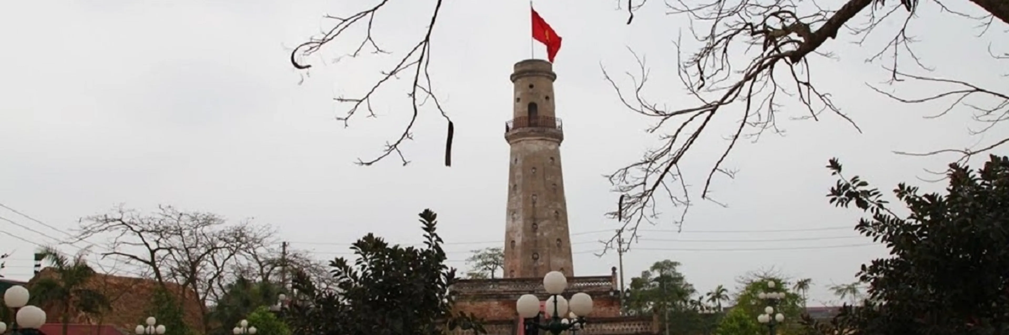 Tham quan cột cờ Nam Định chứng nhân lịch sử quan trọng của người Thành Nam