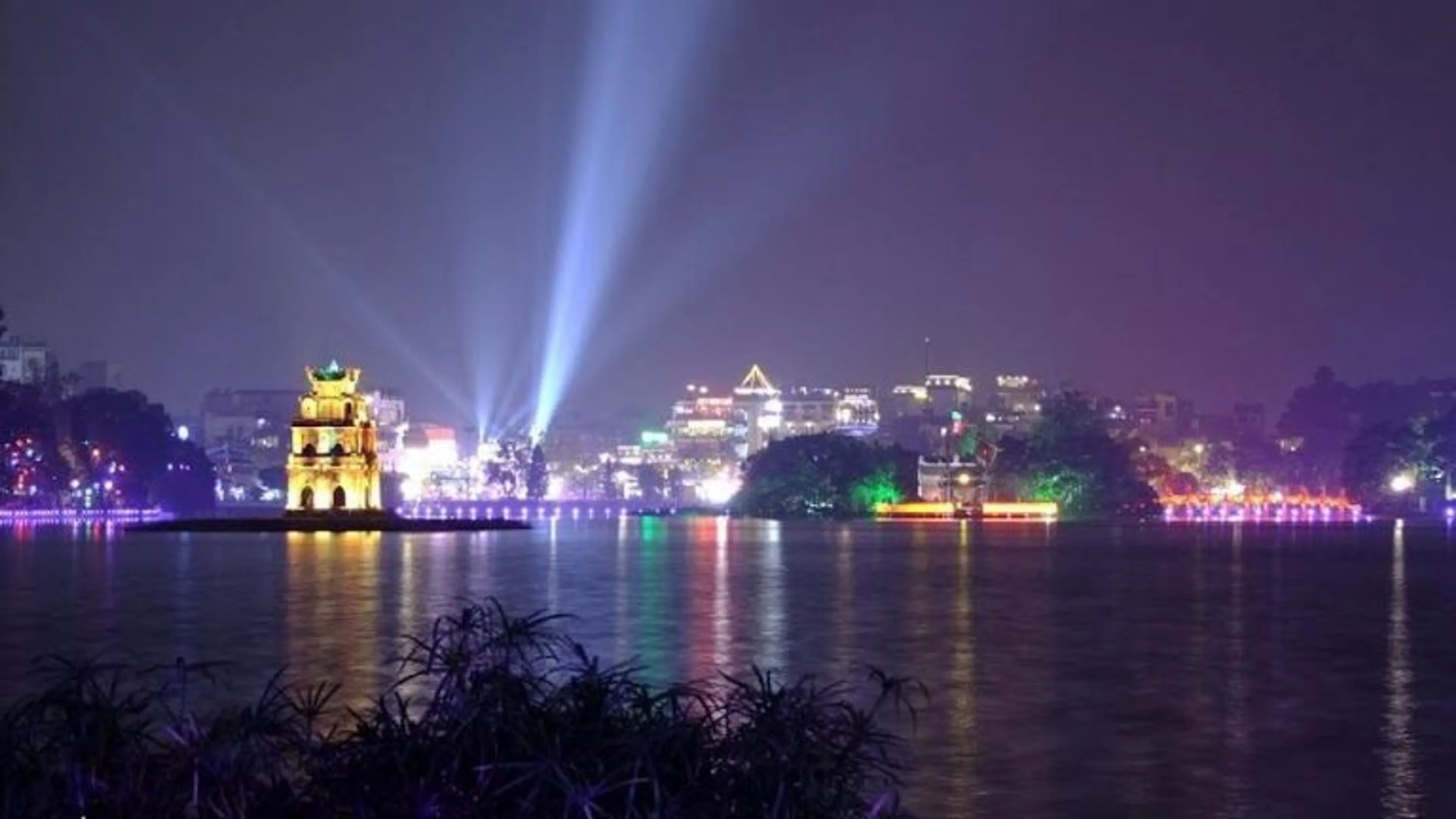 Ночь ханы. Вьетнам столица Ханой. Вьетнам столица Ханой фото. Хоанкьем Ханой. Ле Лой Вьетнам.