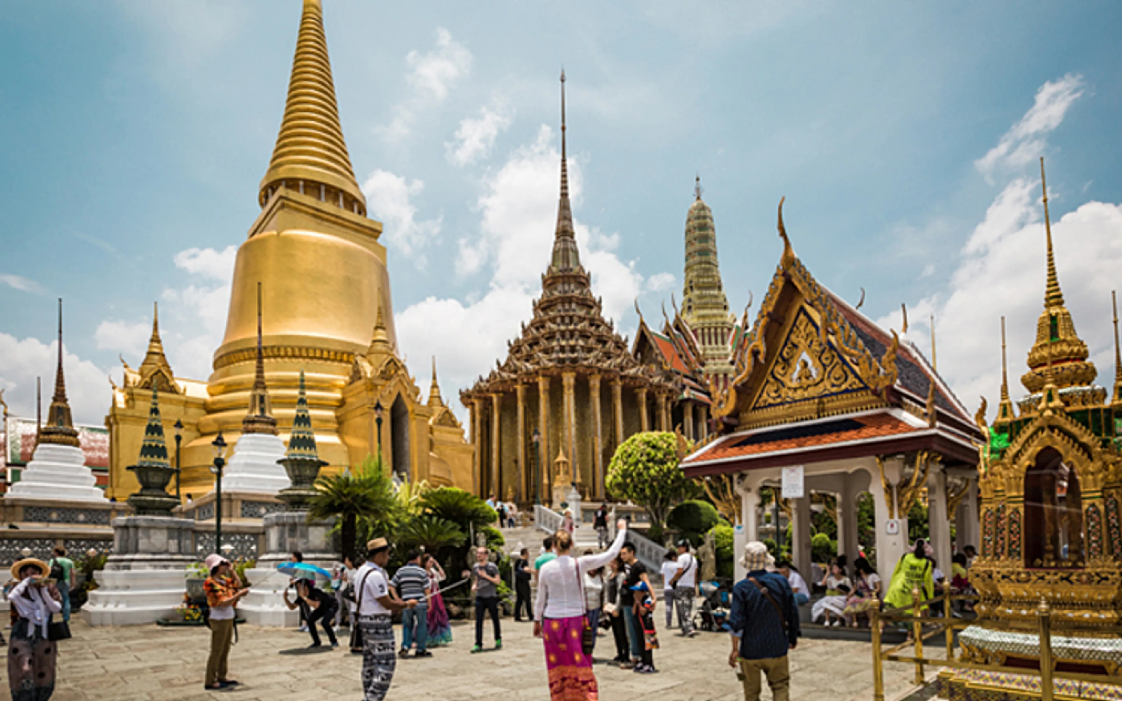 Wat Rakang là một trong những ngôi đền lâu đời và nổi tiếng nhất tại Thái Lan