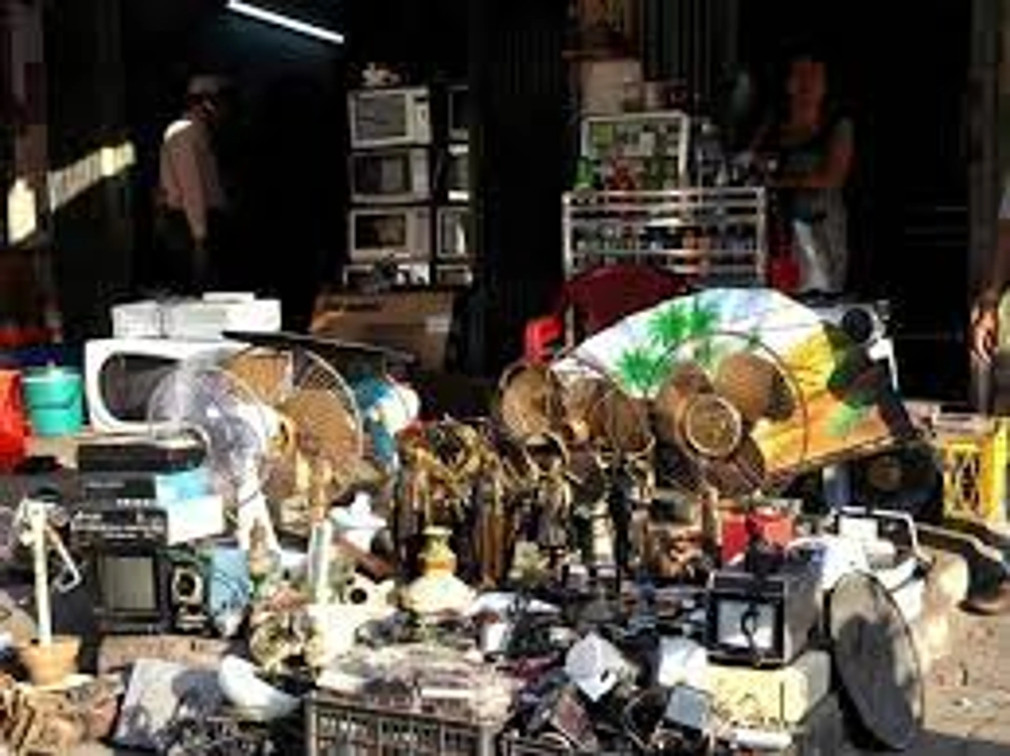 Tận hưởng trải nghiệm mua sắm đặc biệt tạo top 6 chợ đồ cũ nổi tiếng Sài Gòn