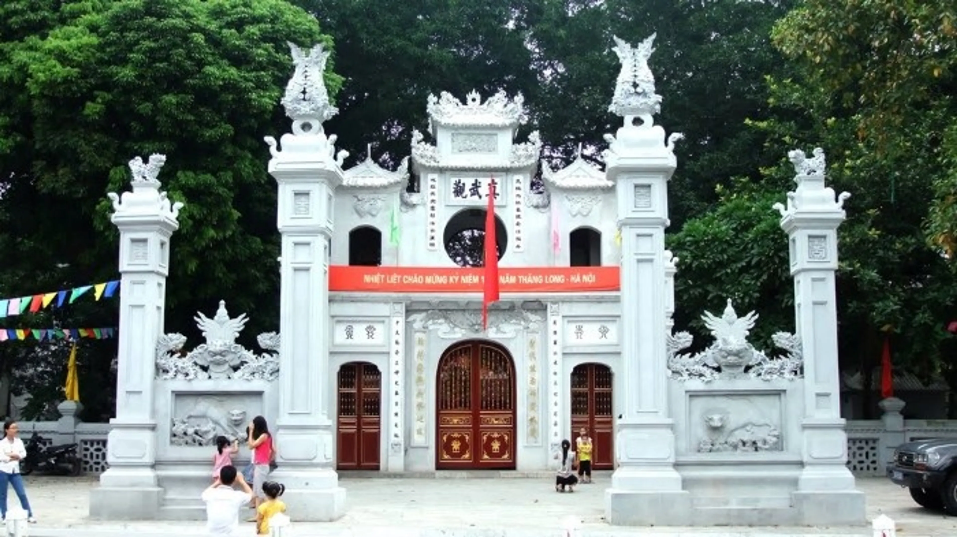 Quan Thanh Temple - "Eternal Holy Land" protects Thang Long