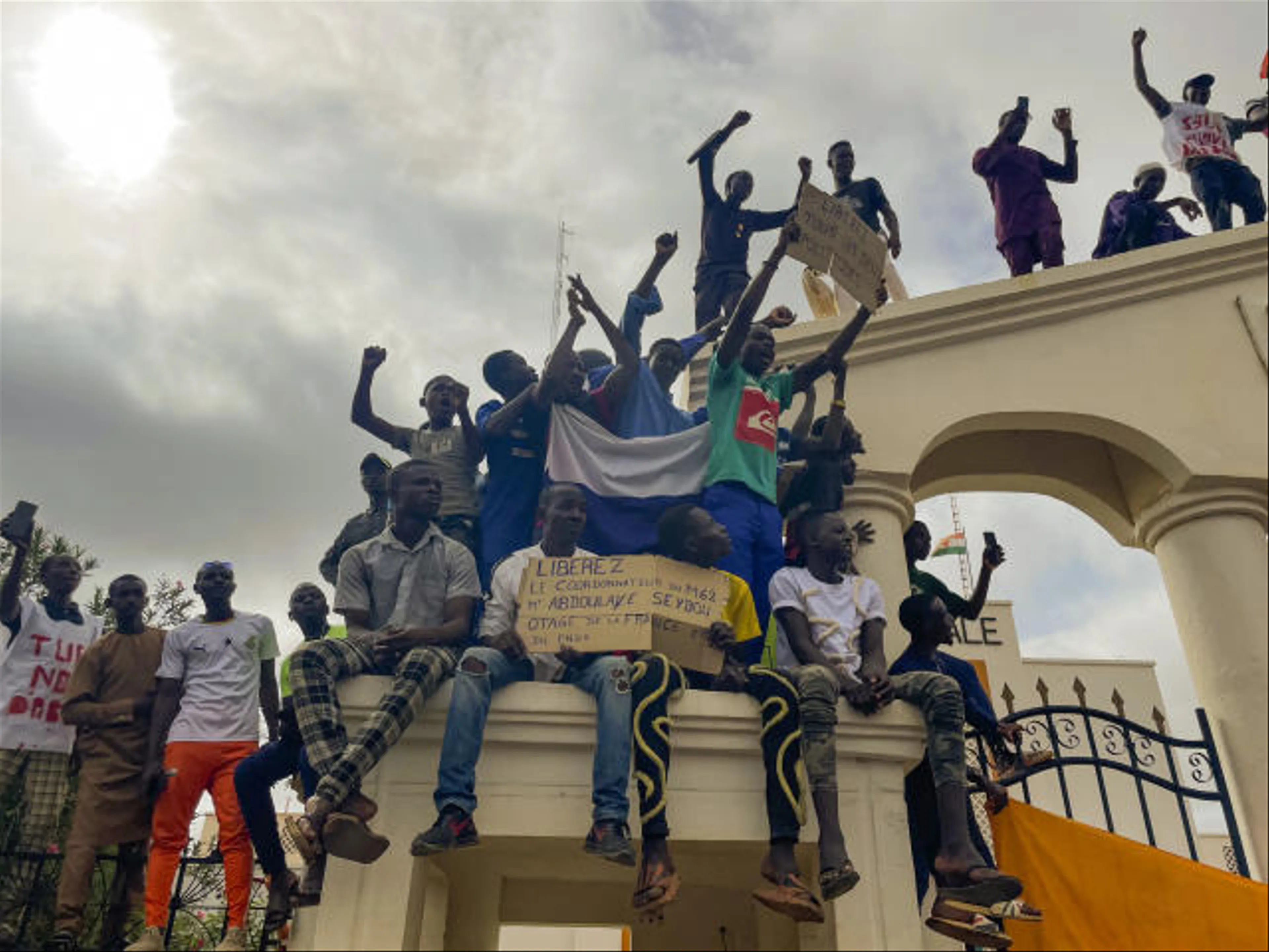 Hundreds of people in Niger rally in support of country’s new ruling junta