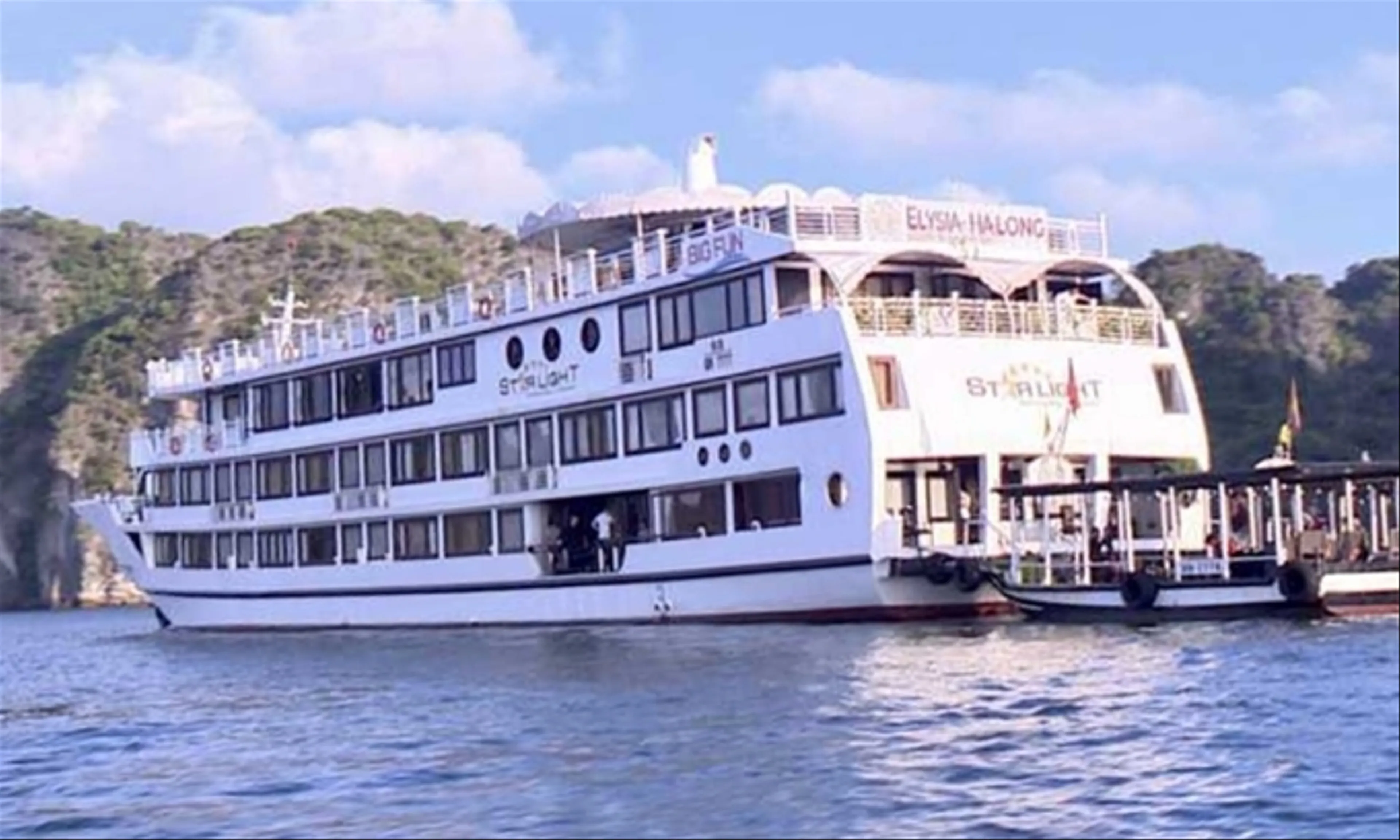 Cruise ships caught on forbidden Ha Long beach