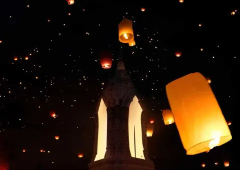 Lễ hội đèn lồng Yi Peng vào khoảng cuối tháng 11.