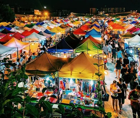 Chợ đêm Rod Fai là chợ đêm nổi tiếng nhất ở Bangkok