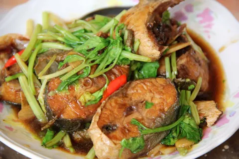 Món cá Pad Pla Keun Chai