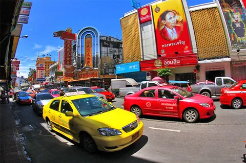 Taxi đa sắc màu trên đường phố Bangkok