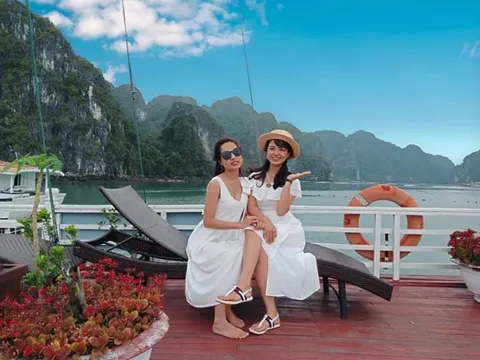 Sefie, check-in to experience a 4-hour tour of Ha Long Bay