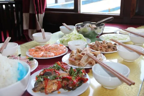 Bữa trưa trên tàu thăm Vịnh Hạ Long